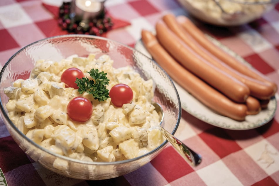 Wer kriegt da bei diesem Anblick vom traditionellen Weihnachtsessen Kartoffelsalat und Würstchen nicht Hunger?