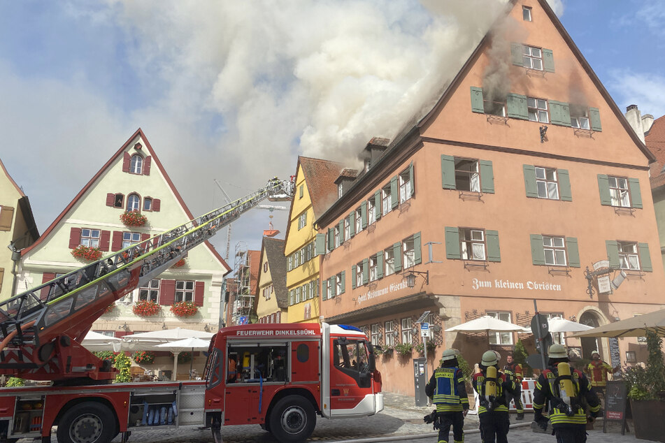 Einsatzkräfte der Feuerwehr beim Löschen des Brandes im historischen Kern der fränkischen Stadt.
