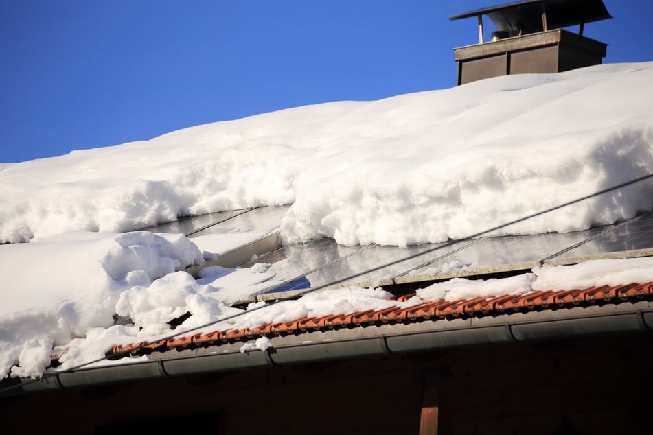 Dicke Schneeschichten sind ein Gefahrenpotenzial und hindern Photovoltaik-Anlagen bei ihrer Arbeit.