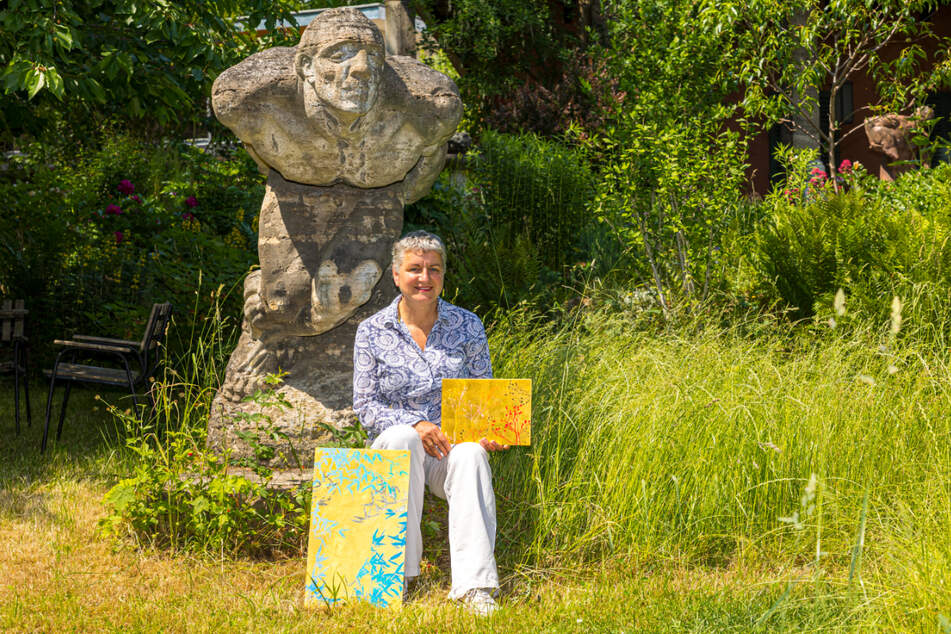 Gold-Künstlerin Jakoba Kracht-Rehn (59) hat mit zwei ihrer Blattgold-Foto-Arbeiten unter der Moeller-Skulptur "Abbruch" Platz genommen.