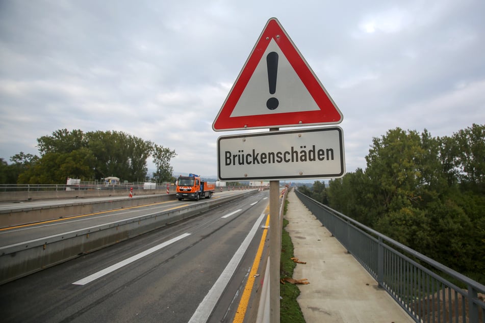 Auf dem Magdeburger Ring wird die Brücke über dem Damaschkeplatz wegen entdeckter Schäden nur noch einspurig befahrbar sein. (Symbolbild)