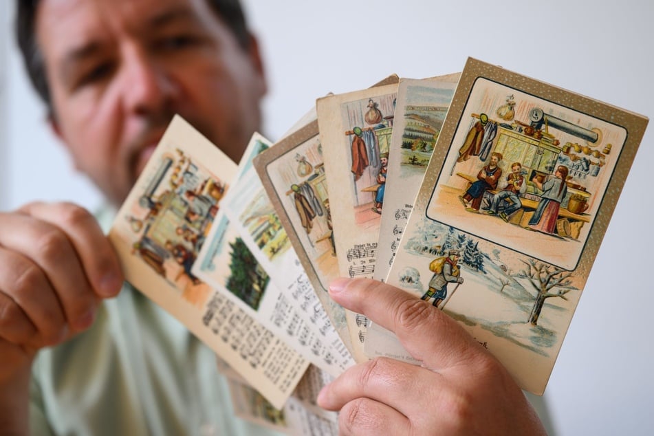 Anton-Günther-Fan Alexander Böhm (49) hat 400 Postkarten der Erzgebirgslegende gesammelt.