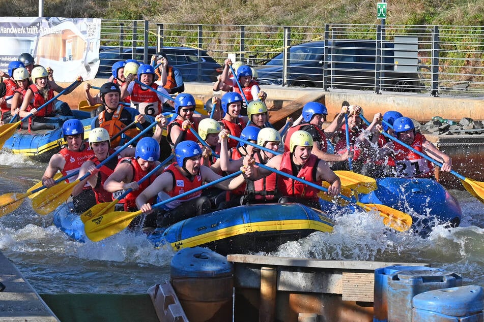 Sich gemeinsam in einen Wildwasserkanal zu stürzen, stärkt den Zusammenhalt im Team.