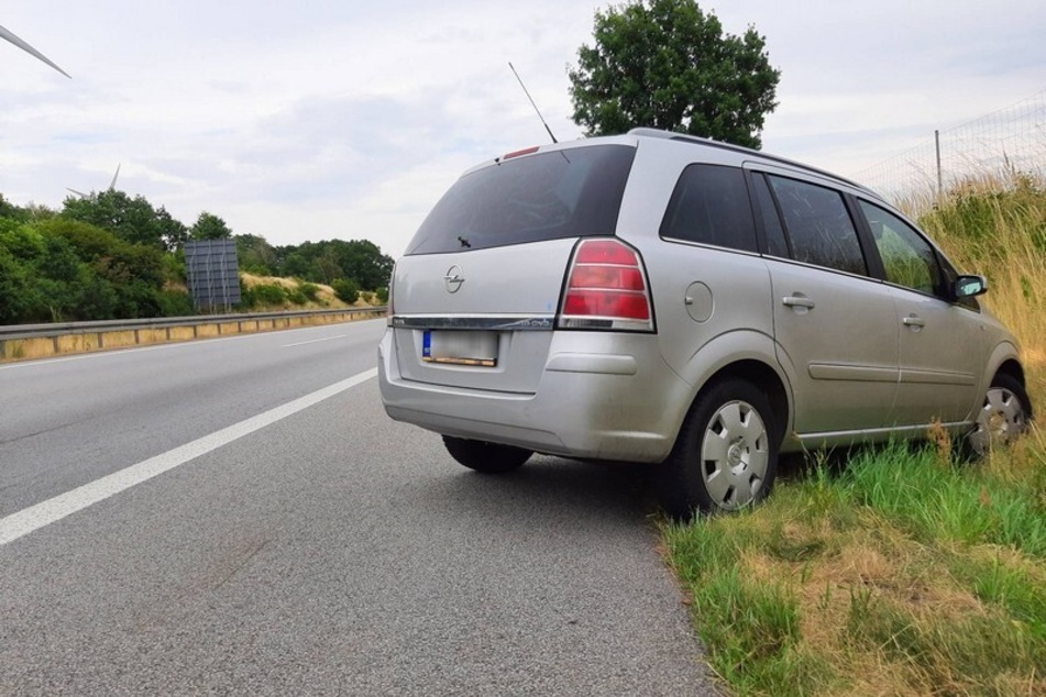Mit einem Opel Zafira raste ein Schleuser (34) in Richtung Autobahn. Die Verfolgungsjagd mit der Polizei verursachte Blechschäden.