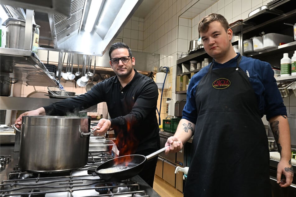 In der Küche am Gasherd: Inhaber Moyd Karrum (43, l.) und Mitarbeiter Frederic Kohn (20).