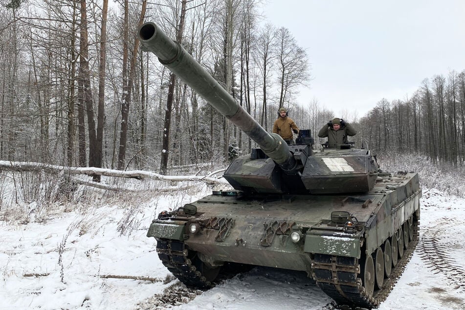 In Litauen sind die ersten an die Ukraine gelieferten und im Kampf gegen Russland beschädigten Leopard 2-Panzer repariert worden.