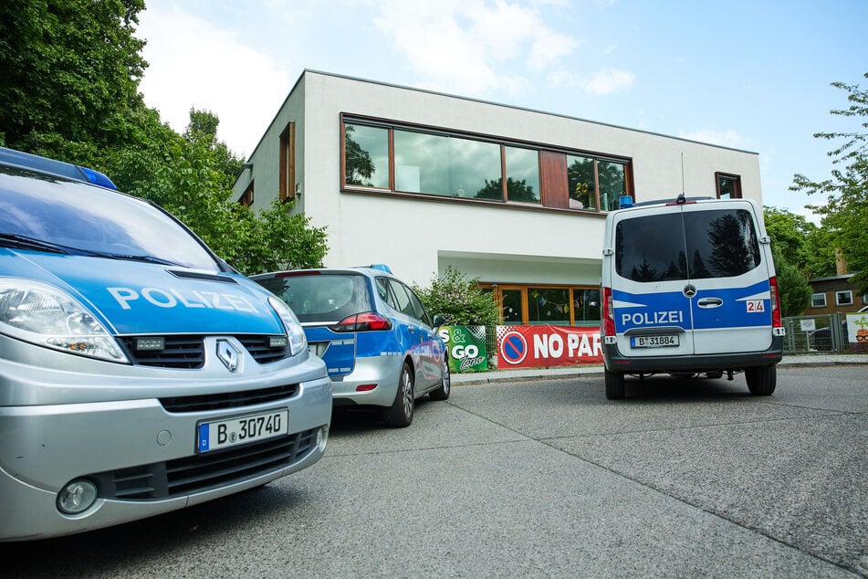 Rettungskräfte brachten den zwölfjährigen Jungen aus der Grundschule in Berlin-Spandau in ein Krankenhaus.