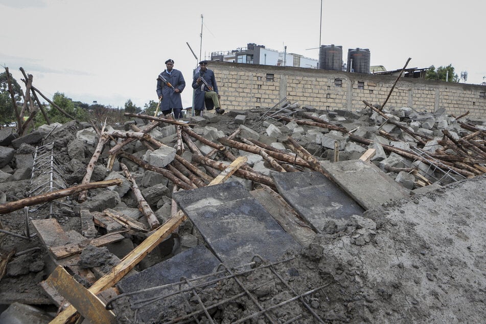 Ein sechsstöckiges Gebäude ist am Donnerstag in Nairobi eingestürzt. Im Nachbarhaus wurden zwei Personen von Trümmern getroffen und tödlich verletzt.