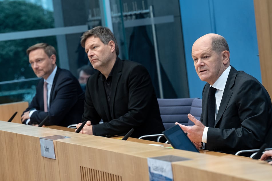 Finanzminister Christian Lindner, Wirtschaftsminister Robert Habeck und Kanzler Olaf Scholz treffen in der Innenpolitik Deutschlands wichtige Entscheidungen. © dpa/Jutrczenka