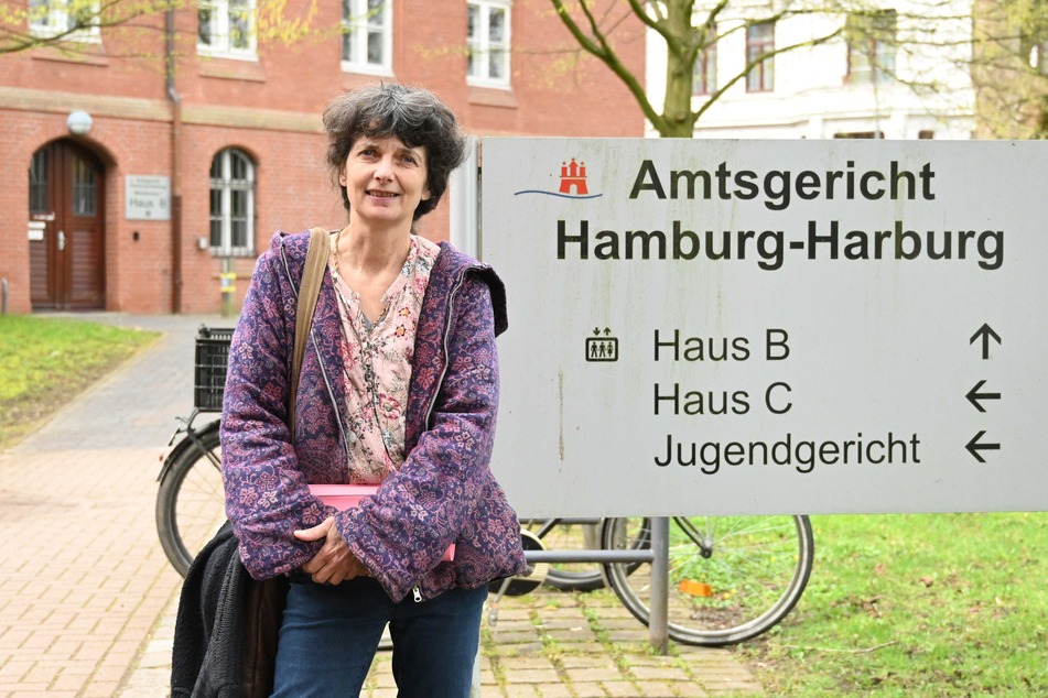 Die 62-Jährige Aktivistin vor dem Amtsgericht Hamburg-Harburg.