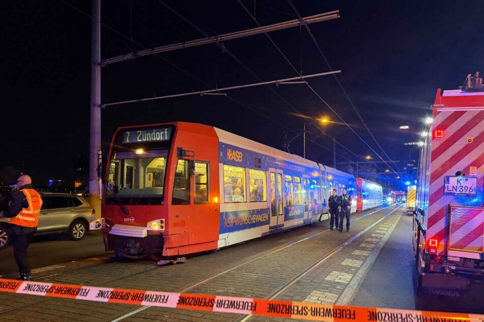 Die Straßenbahn war nach dem Unfall nicht mehr fahrbereit, der Fahrer musste behandelt werden.
