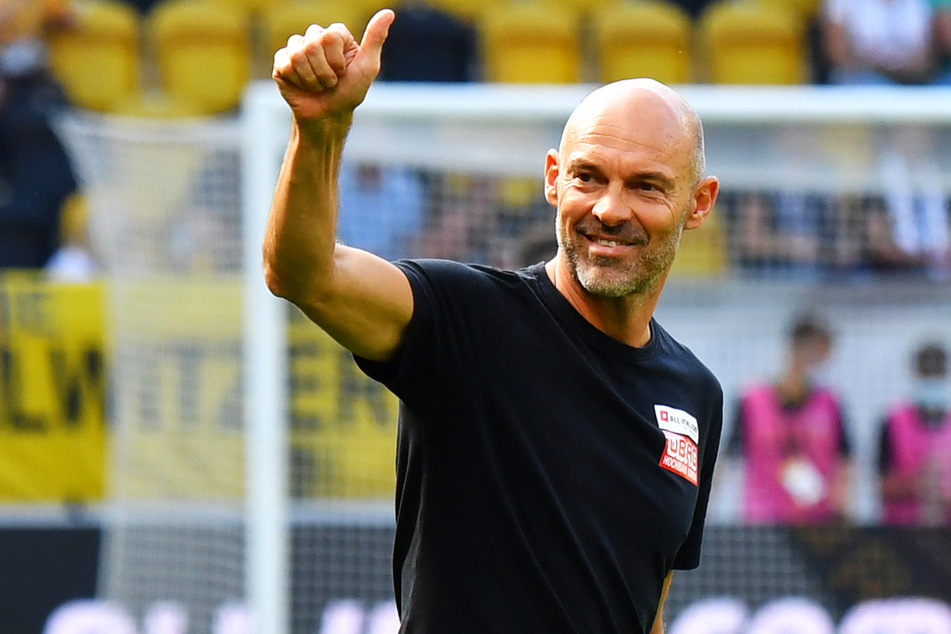 Daumen hoch für Robin Becker (24) und seine Mannschaftskameraden: Dynamo-Trainer Alexander Schmidt (52).