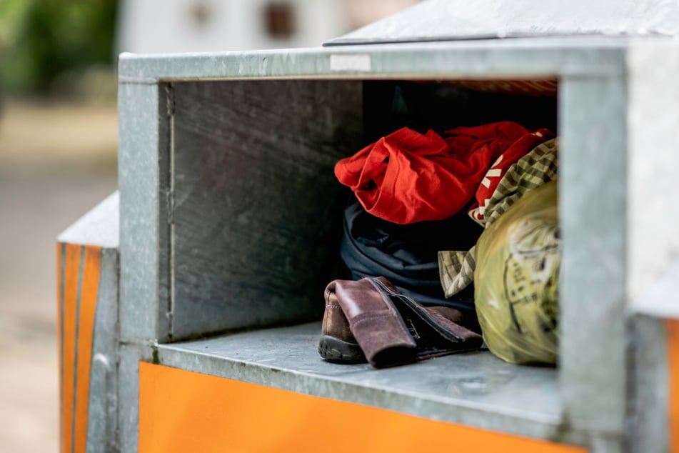Eingeklemmt! Mann stirbt an Altkleidercontainer