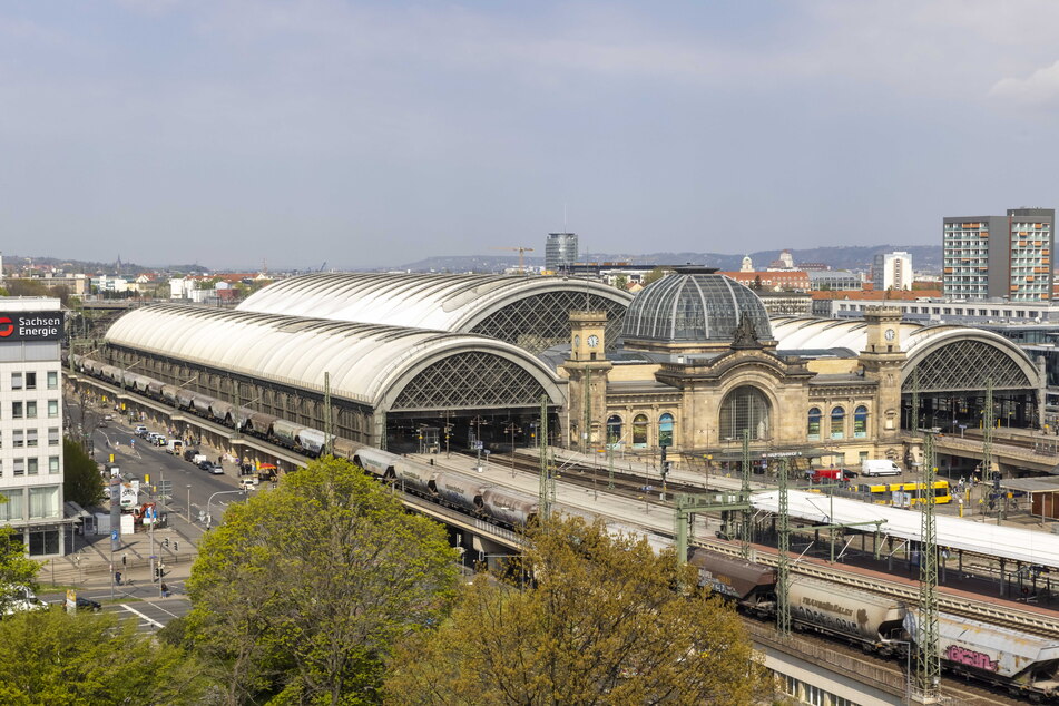 Der Dresdner Hauptbahnhof mit seinem einzigartigen Membrandach, das bis 2025 komplett ausgetauscht wird.