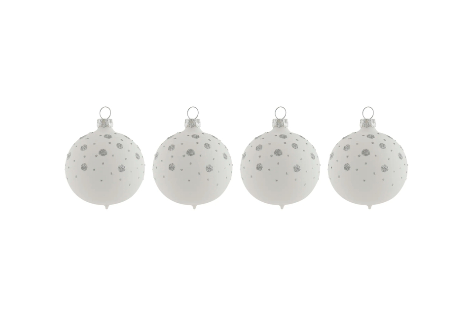 Die Weihnachtsbaumkugeln "Lihn"von LeGer Home zeigen ein liebevoll handbemaltes Schneeflocken-Design und lassen sich als Weihnachtsdeko vielfältig einsetzen.