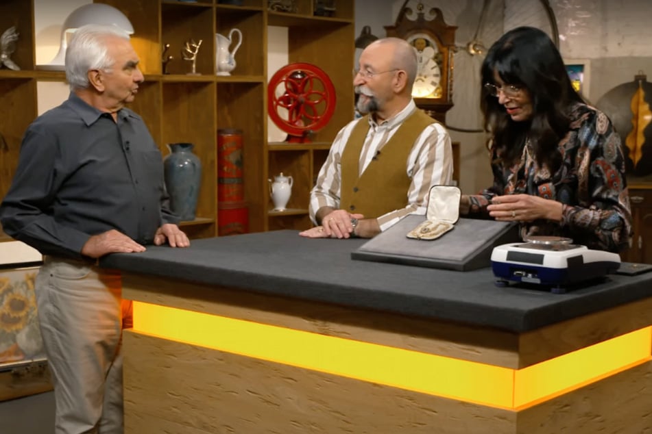 Satte 5000 Euro wünscht sich Norbert Janka (79, l.) aus Oberbayern bei "Bares für Rares" für sein Familienerbstück.