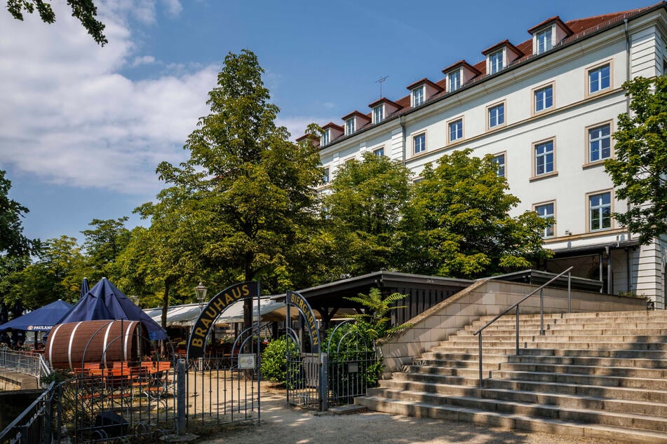 Vom Biergarten am "Brauhaus am Waldschlösschen" haben Gäste einen fulminanten Blick auf Dresden.
