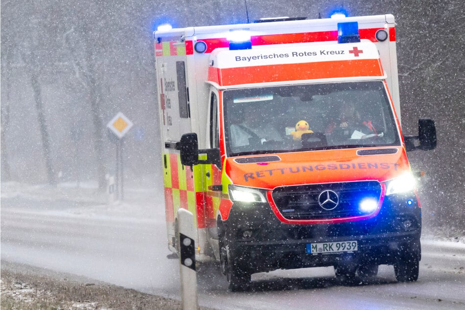 Retter mussten den Jungen (14) in eine Klinik bringen. (Symbolbild)