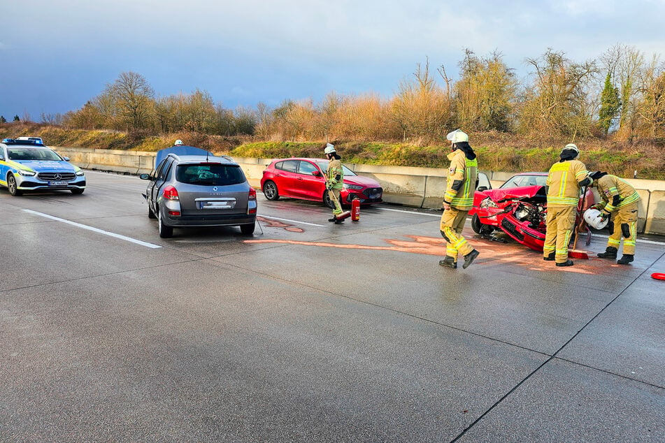 Während der Reinigungsarbeiten der Feuerwehr wurde die Fahrbahn vollständig abgesperrt.