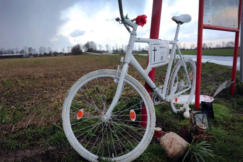 Der 71 Jahre alte Radfahrer ist bei einem Zusammenstoß an einer Kreuzung ums Leben gekommen. (Symbolfoto)