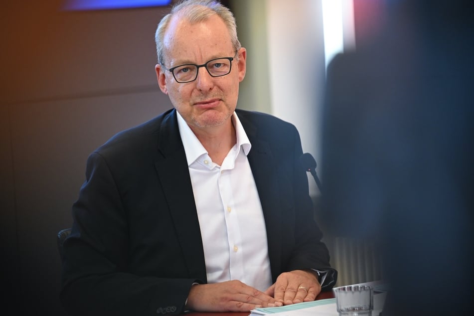 Auch Verfassungsschutzleiter Dr. Wilfried Peters (63) warnt vor gezielter Desinformation durch KI-Chatbots im Netz.