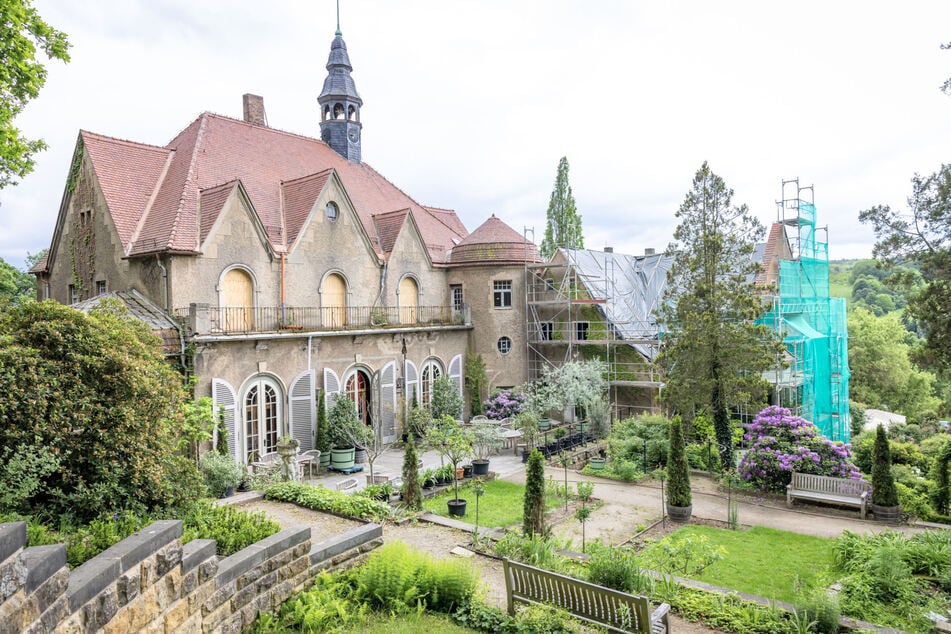 Das Schloss Thürmsdorf in Struppen bekommt ein neues Dach verpasst.