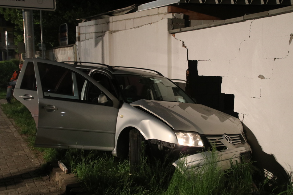 Auf seiner Flucht vor der Polizei hatte der VW-Fahrer einen Unfall gebaut.