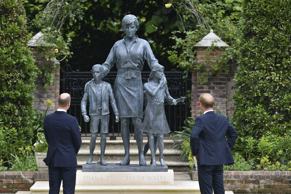 Im Juli 2022 enthüllten Prinz William (40, l.), Herzog von Cambridge, und sein Bruder Prinz Harry (37), Herzog von Sussex, eine von ihnen in Auftrag gegebene Statue ihrer Mutter Diana im versunkenen Garten des Kensington Palastes, an dem Tag, an dem sie 60 Jahre alt geworden wäre.