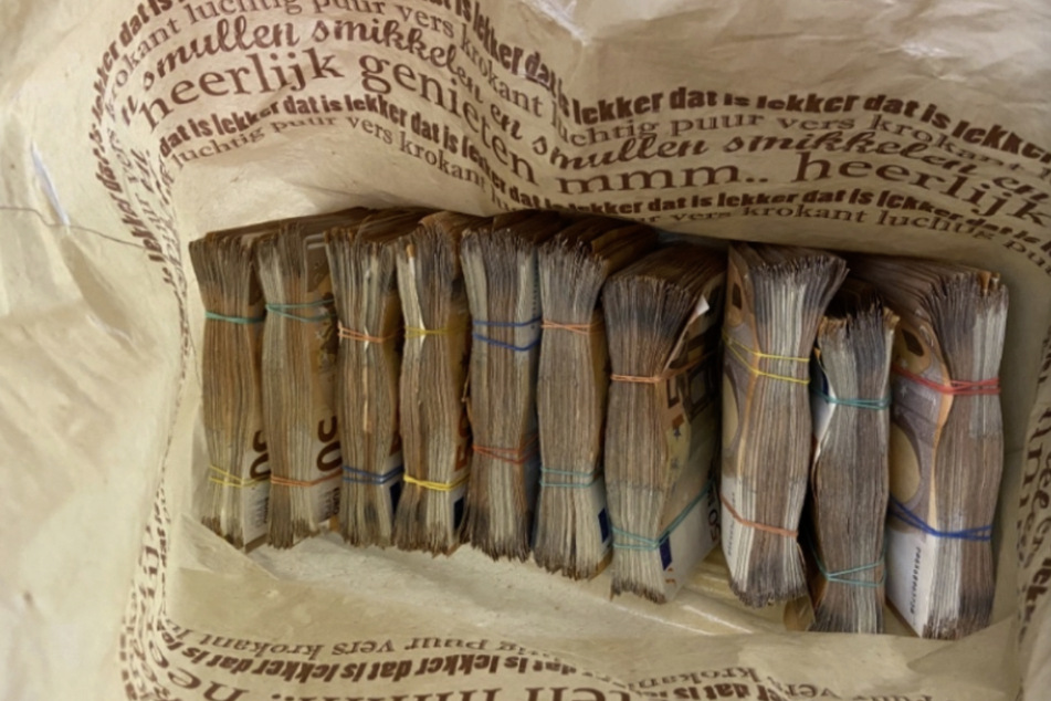 Der Mann wollte mit mehr als 910.000 Euro in der Tasche nach Deutschland einreisen.