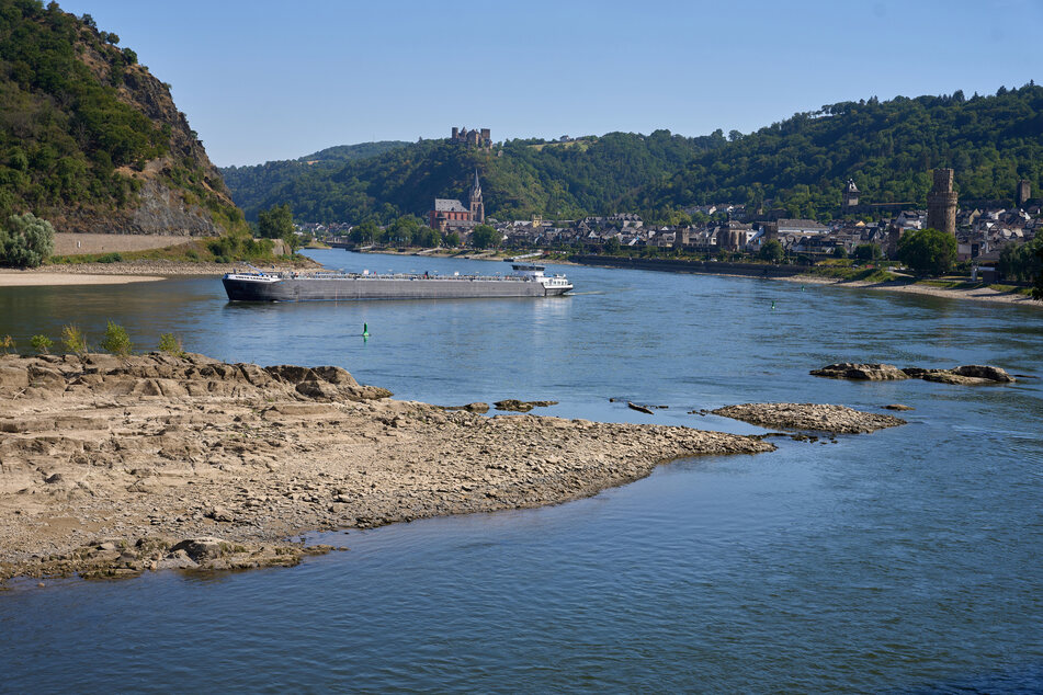 Auch der Rhein, wie hier südlich von Koblenz bei Oberwesel, führt momentan Niedrigwasser.