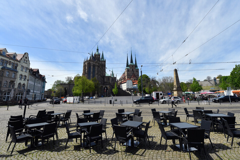 Eine menschenleere Restaurant-Terrasse am Domplatz in Erfurt. Mit einer Inzidenz von unter 100 rücken in der Landeshauptstadt langsam Lockerungen näher.