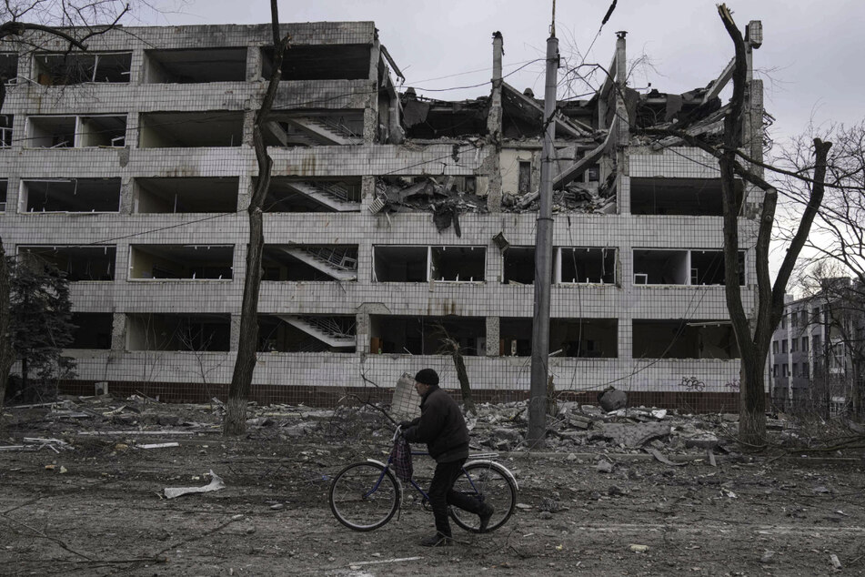 Schäden sind unübersehbar. Die Stadt Mariupol soll sich unter ständigem Beschuss befinden.