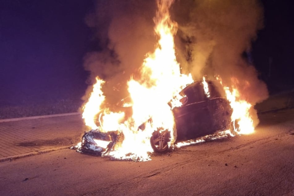 Feuerwehr bei Leipzig im Einsatz: Auto durch Flammen-Inferno komplett zerstört