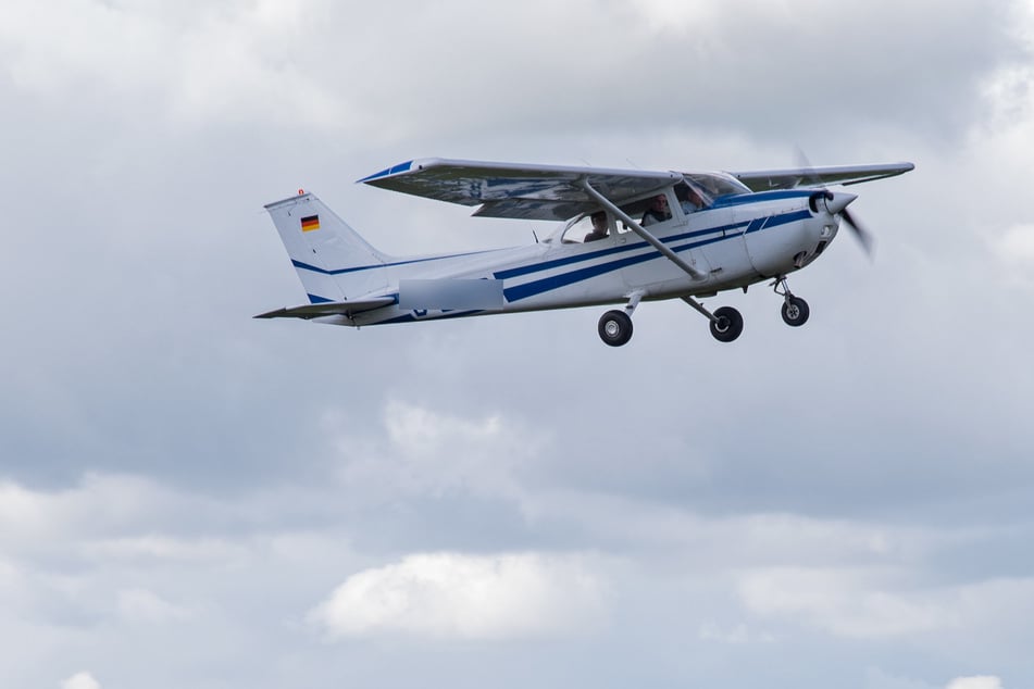 Eine einmotorige Cessna ist am Flugplatz in Ampfing verunfallt. (Symbolbild)