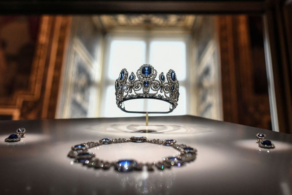 Diese Krone, die zu den Schmuckstücken der Königin Marie-Amelie und der Königin Hortense gehören, ist aus dem Museum Louvre gestohlen worden.