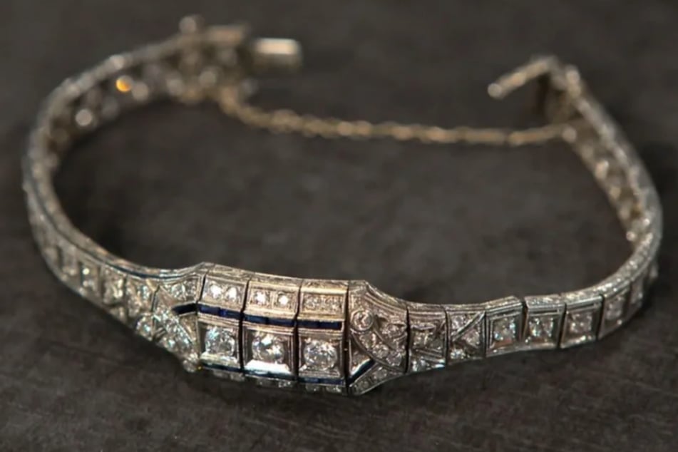 Zum Verkauf steht ein Platin-Armband aus den 1920er-Jahren mit Diamanten und Saphiren.