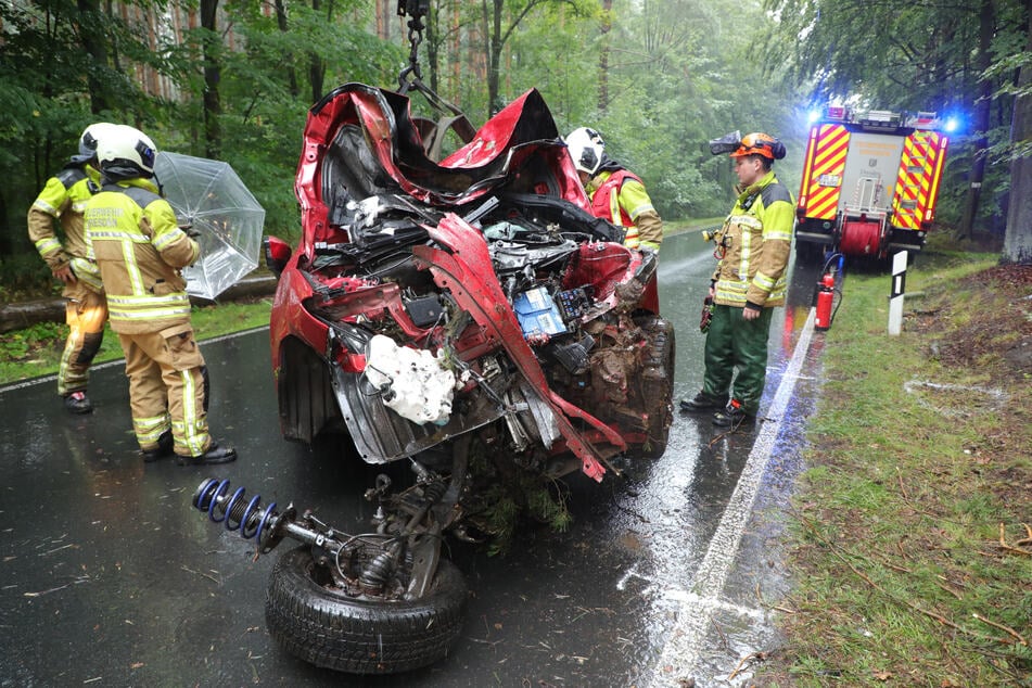 Das völlig zerfetzte Auto musste per Seilwinde aus dem Wald gezogen werden.