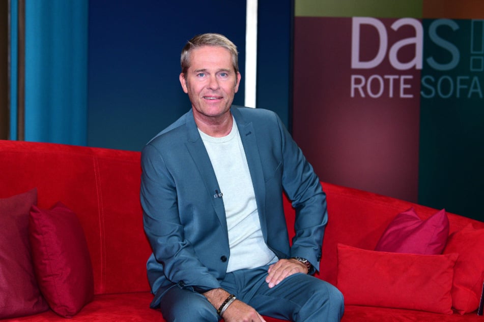Moderator Hinnerk Baumgarten (57) sitzt normalerweise auf dem roten Sofa bei "DAS!". Aktuell liegt er jedoch im Krankenhaus.