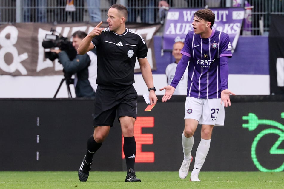 Aues bester Torschütze Tim Maciejewski (rechts) flog zu allem Überfluss noch vom Platz und fehlt nun Aue gegen den FSV Zwickau.