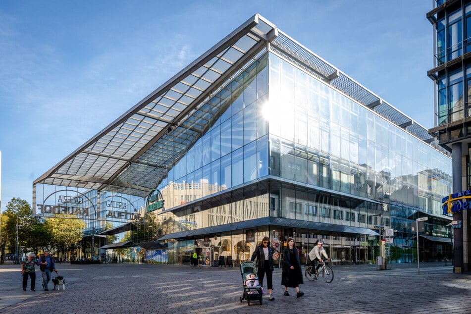 Anfang 2027 sollen die Ämter in den Glasbau am Neumarkt zunächst mietfrei einziehen, Betriebskosten fallen aber trotzdem an.