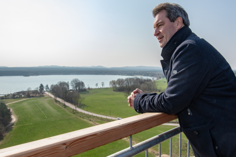 Markus Söder (54, CSU), Ministerpräsident von Bayern, steht auf einer Aussichtsplattform auf der "Erlebnisholzkugel" am Steinberger See. (Archivbild)