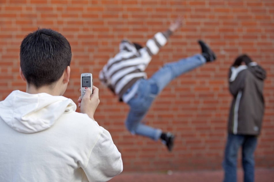 Besonders junge Täter stellen ihre Gewaltexzesse immer häufiger im Internet zur Schau. (Symbolfoto)