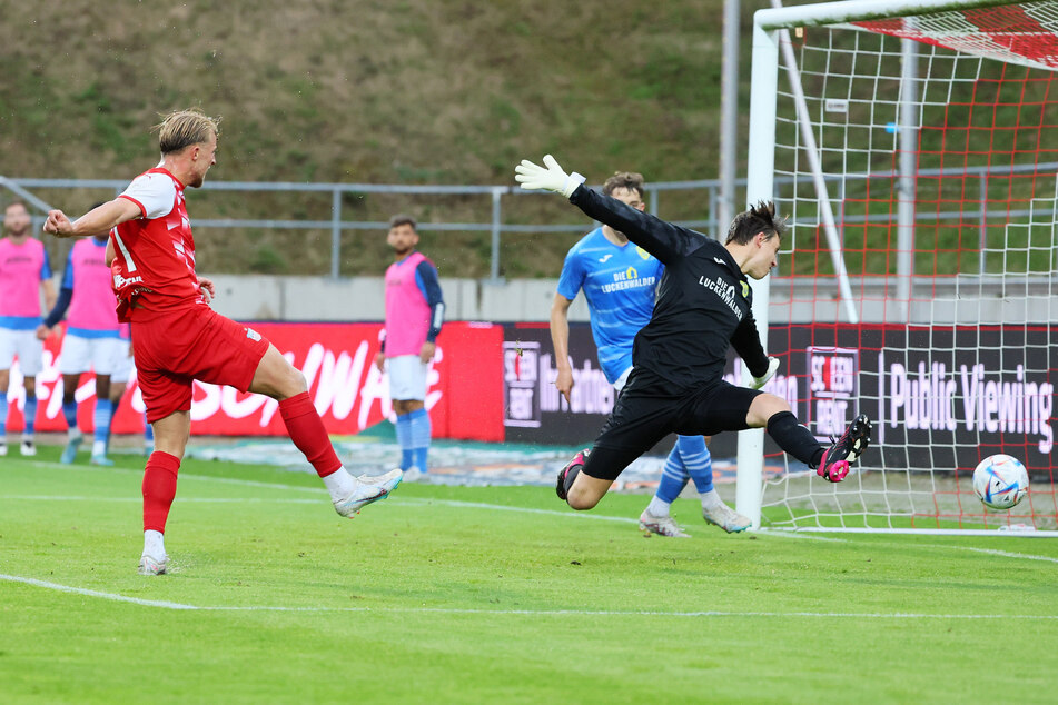 FSV-Neuzugang Theo Gunnar Martens donnert den Ball ins Tor: 2:0!