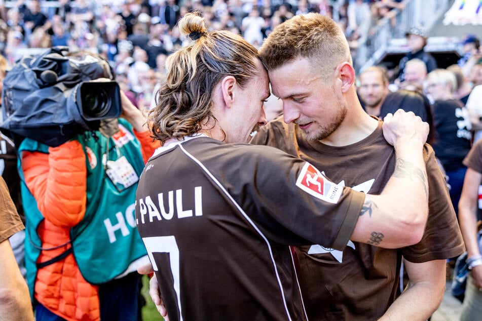 Mit dem Aufstieg des FC St. Pauli in die Bundesliga ging ein lang ersehnter Traum für Innenverteidiger Hauke Wahl (30, r.) in Erfüllung.