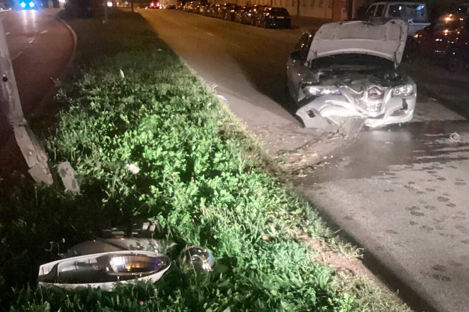 Der BMW wurde bei dem Unfall massiv beschädigt.