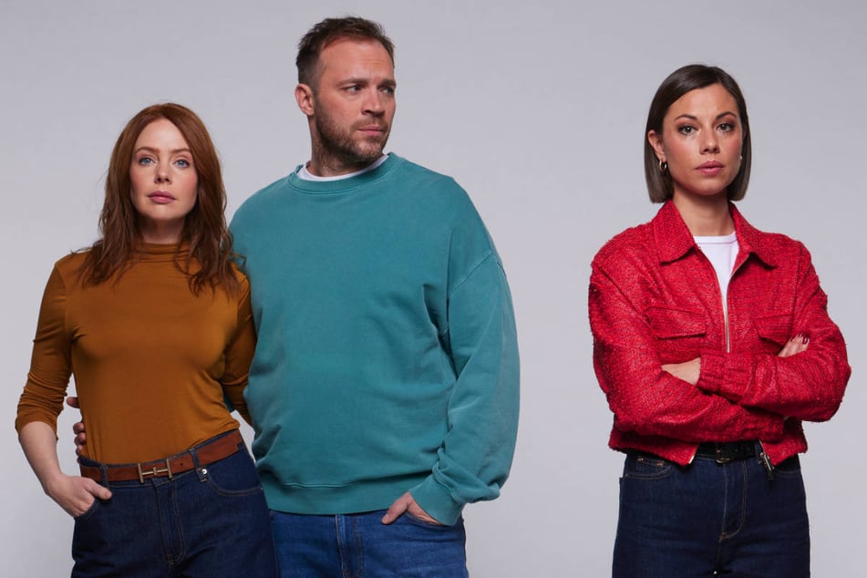 Erik war wochenlang zwischen Toni (l.) und Matilda hin- und hergerissen - am Ende steht er allein da.