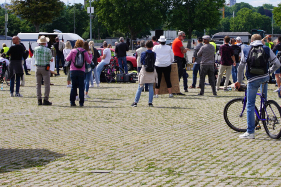 Teilnehmer der "Querdenken 711"-Demo auf dem Cannstatter Wasen.