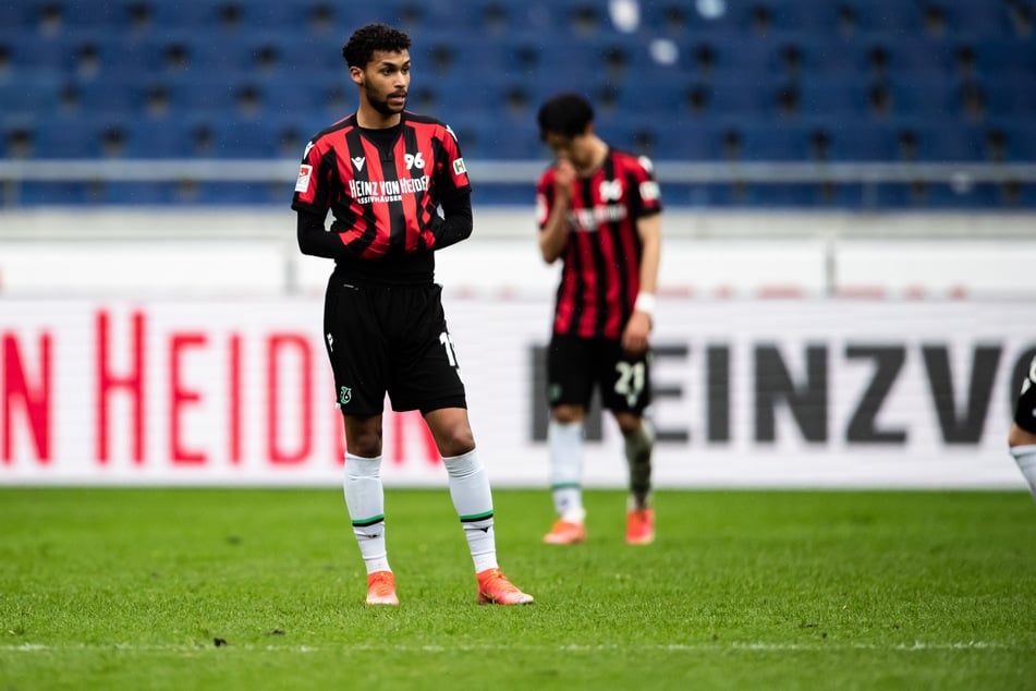 Flügelflitzer Linton Maina (22) von Hannover 96 litt in der vergangenen Saison unter einer Verletzung. Auch er soll als Neuzugang für den 1. FC Köln infrage kommen.