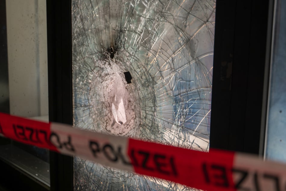 In der Scheibe klaffte nach der Explosion ein kleines Loch, durch das die Täter aber keinen Zugang zum Laden erlangten.