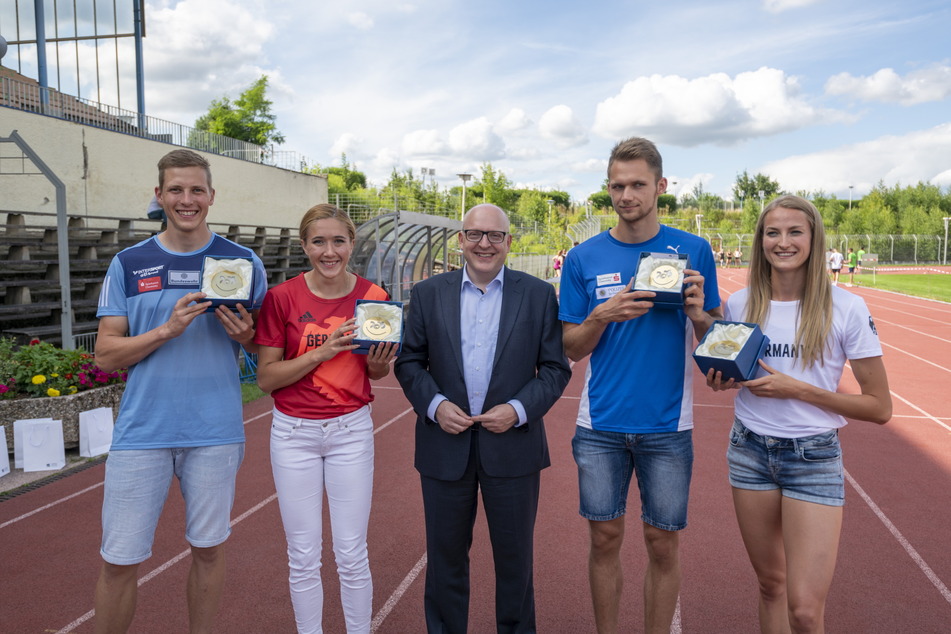 OB Sven Schulze (49, SPD, Mitte) verabschiedete die Leichtathleten Max Heß (25), Rebekka Haase (28), Marvin Schlegel (23) und Corinna Schwab (22, v.l.) im Sportforum.
